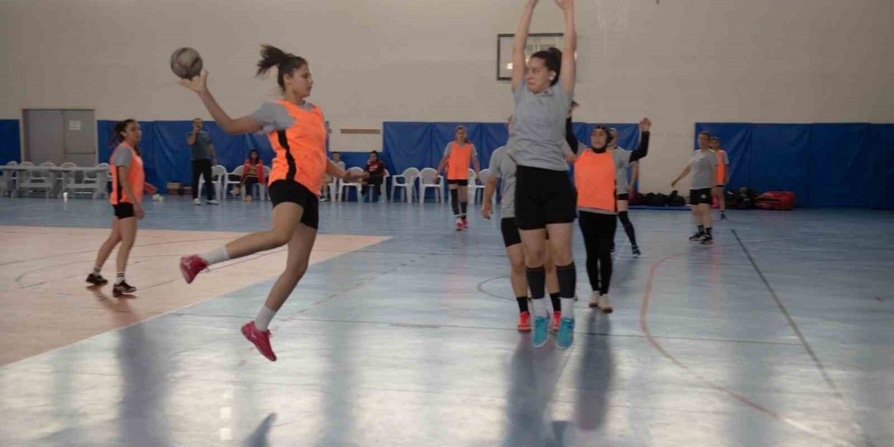 Seyhan’da Hentbol şenliği