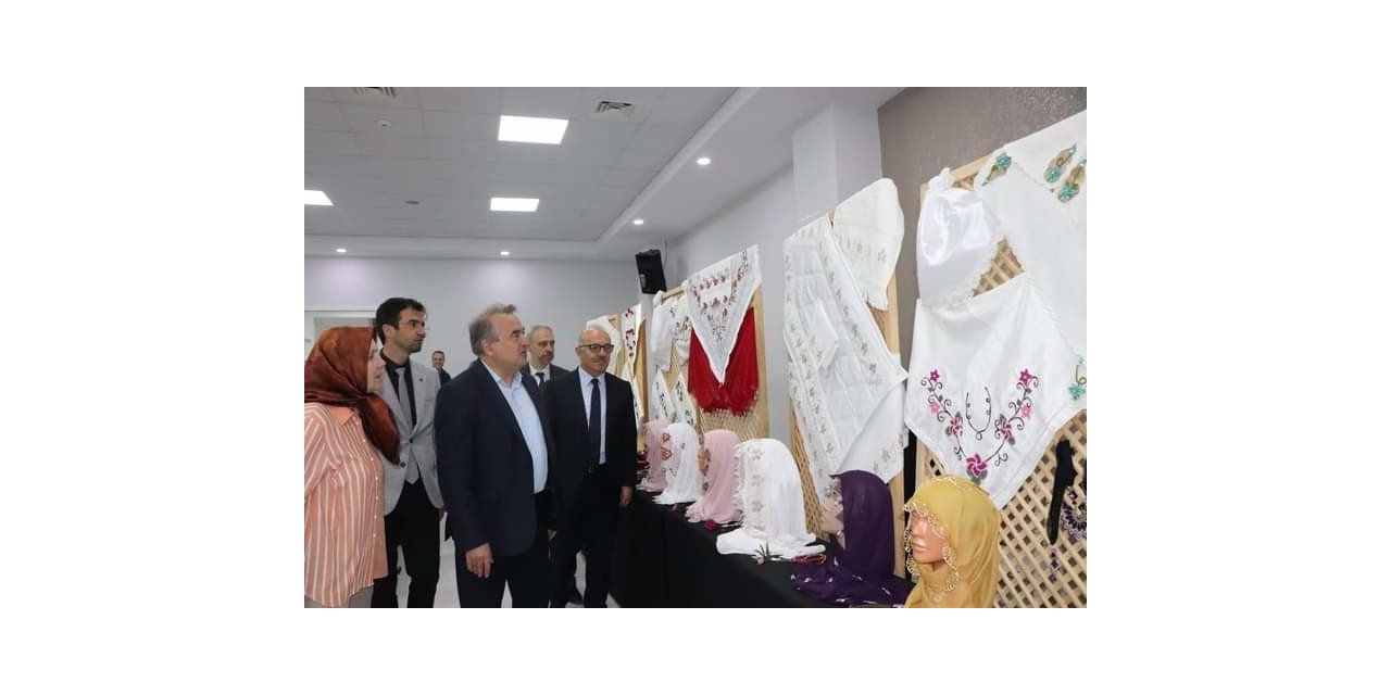 Kursiyerler eserlerini sergiledi