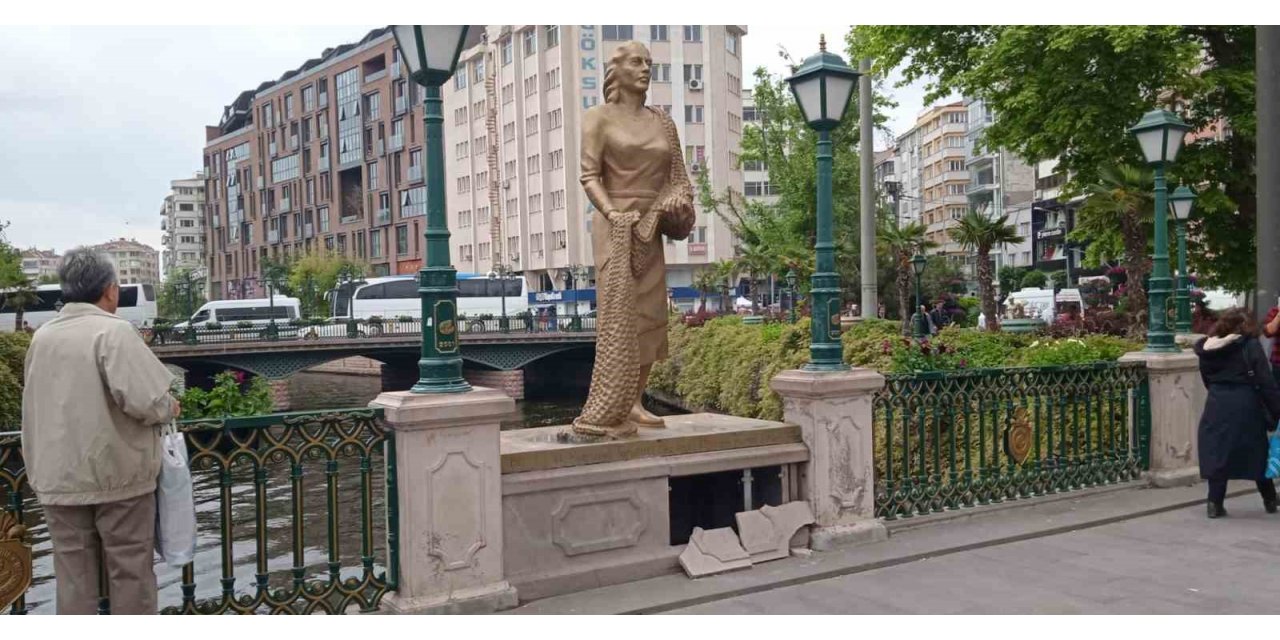 Köprübaşı’nda heykelin duvarı vandalların hedefi oldu