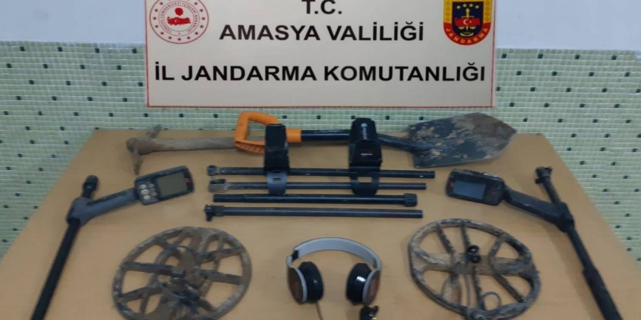 Dağlık arazide kaçak kazı yaparken jandarmaya yakalandılar