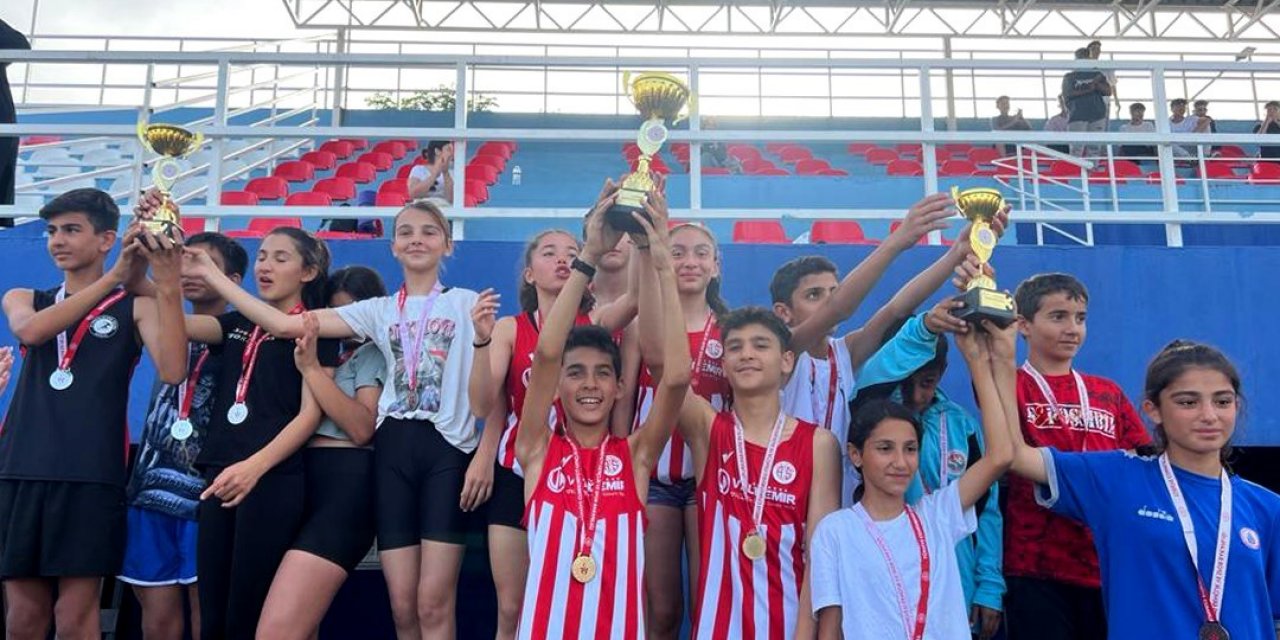 Kırmızı beyazlı atletlerden büyük başarı