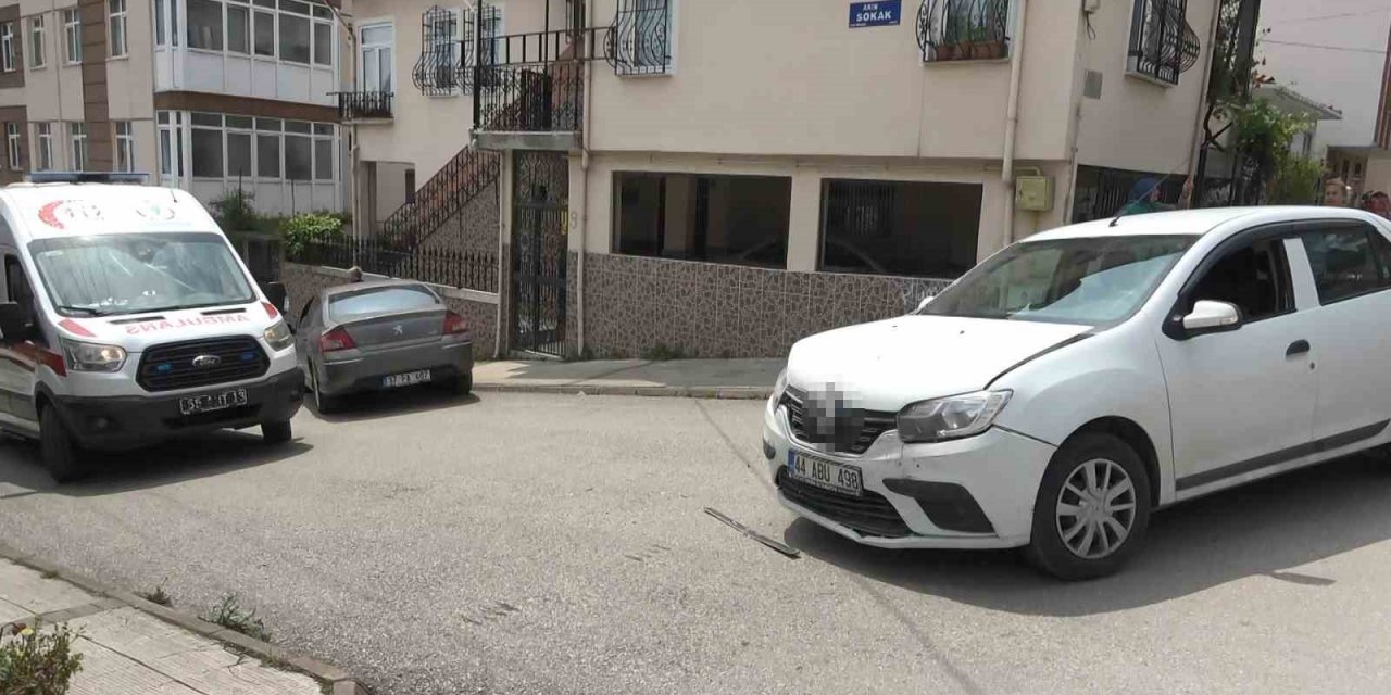 Sokak arasında otomobiller çarpıştı: 1 yaralı