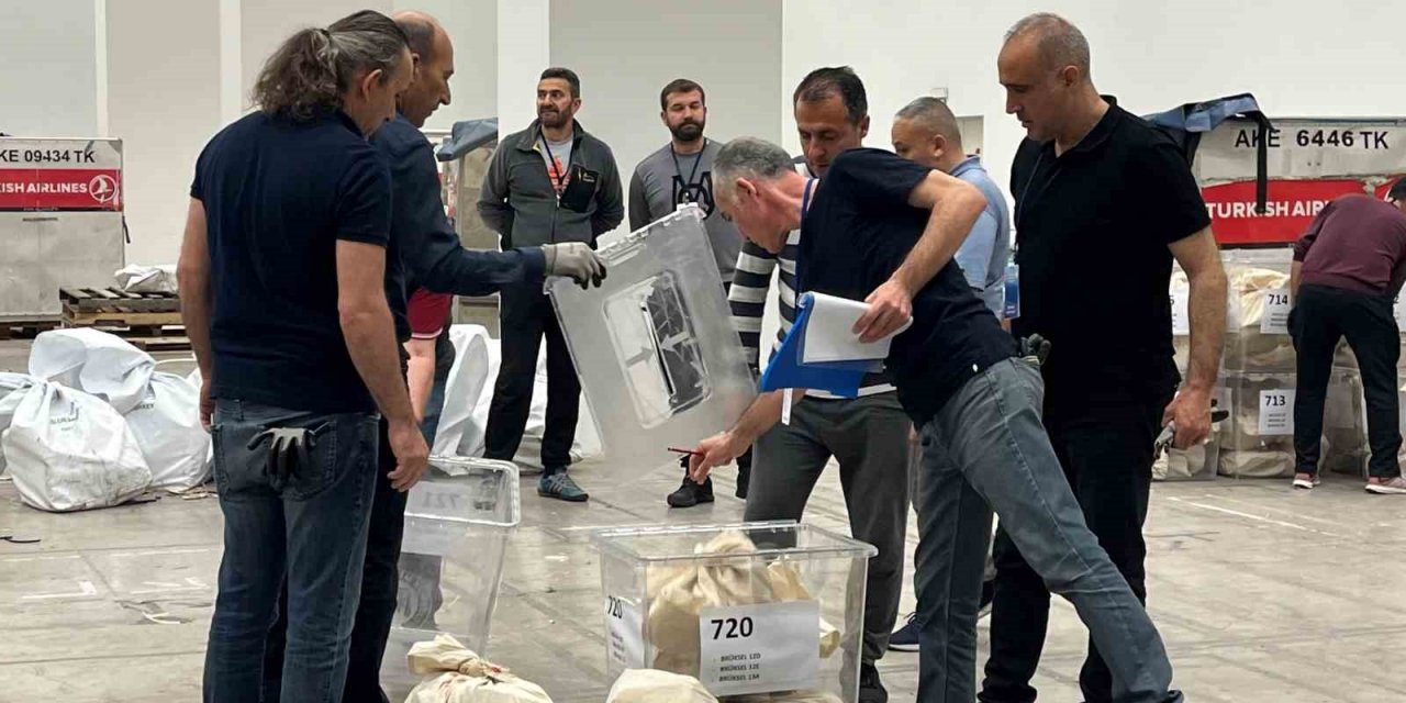 Ankara’ya getirilen yurt dışı oyları 5 kilitli çelik kapıyla korunuyor