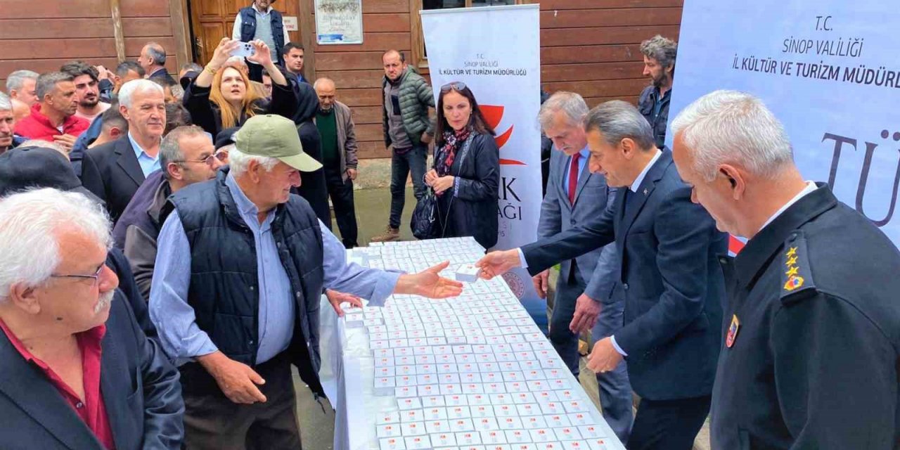 Sinop’ta namaz sonrası yöresel ikramlık dağıtıldı