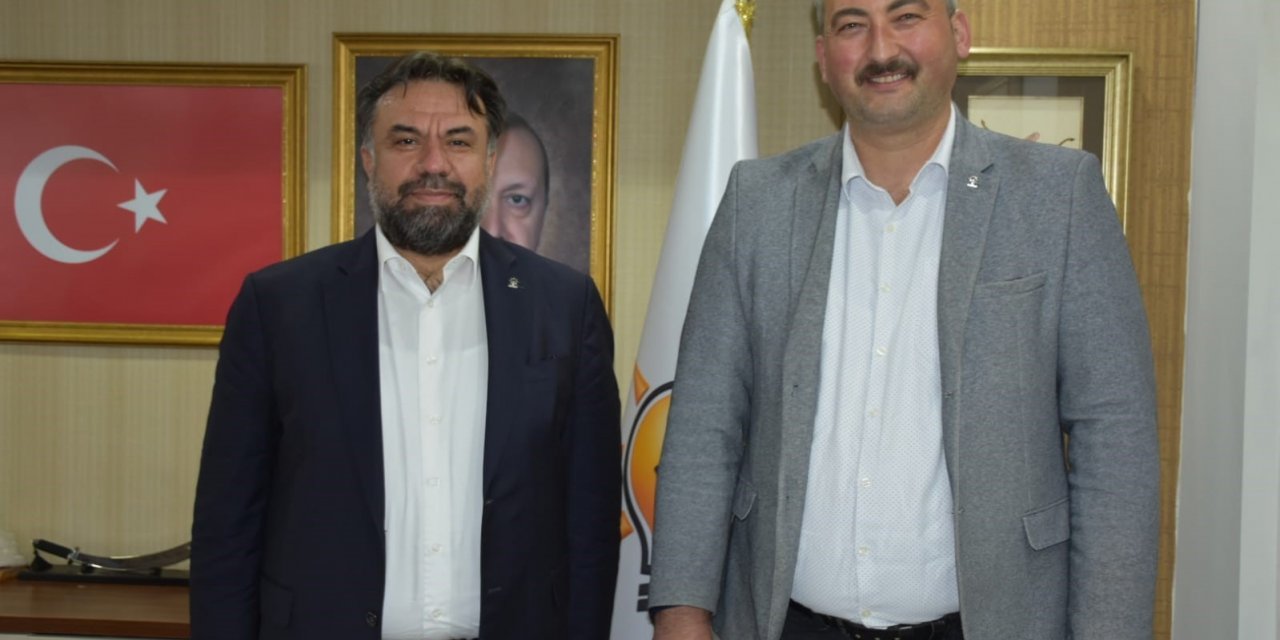 İstifa eden Gelecek Partisi Balıkesir İl Başkanı AK Parti rozeti taktı