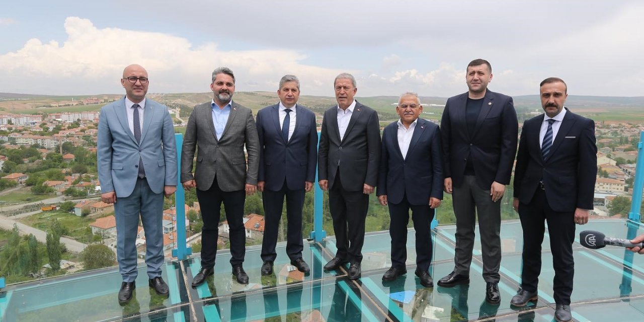 Bakan akar, Başkan Büyükkılıç ve Milletvekili Ersoy, Seyir Terası’nda Bünyan’ı izledi