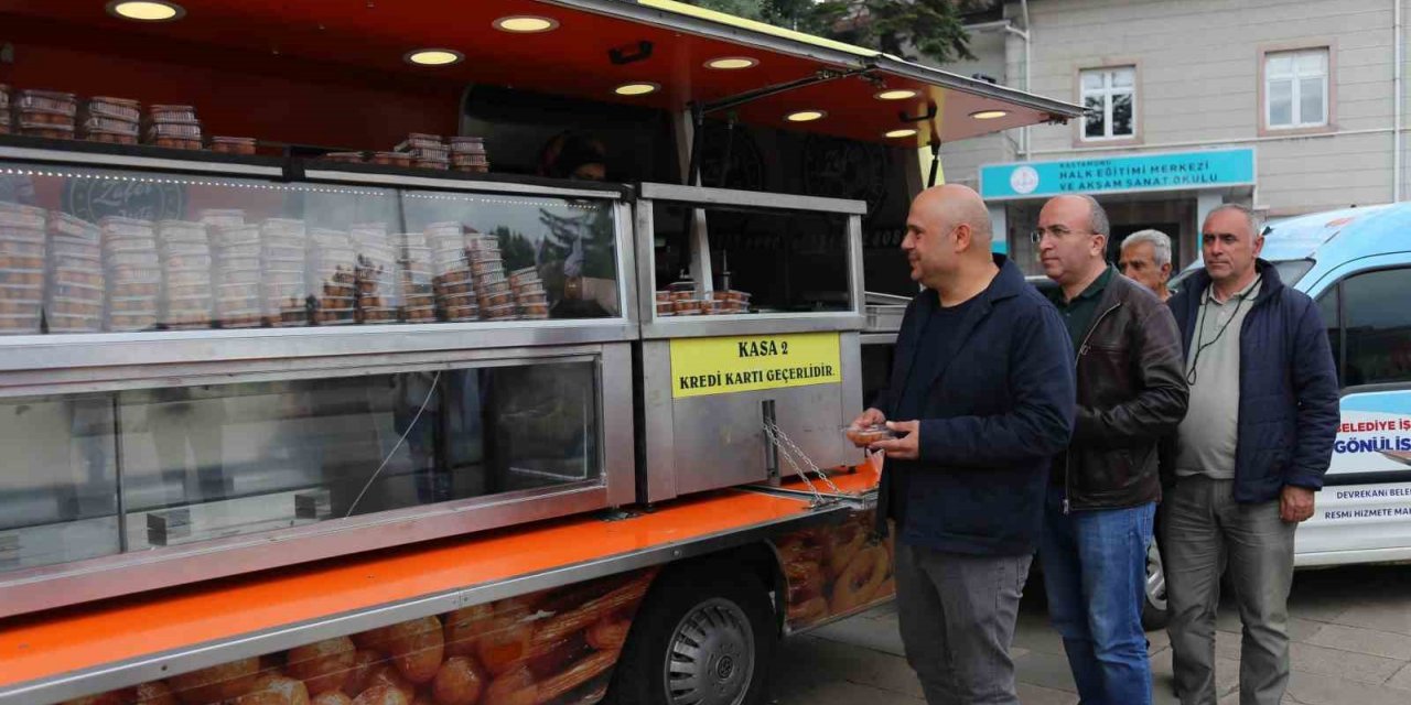 Devrekani Belediyesi tarafından vatandaşlara cırık tatlısı dağıtıldı