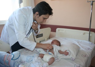 Minik bebeğe 'balon anjiyoplasti'