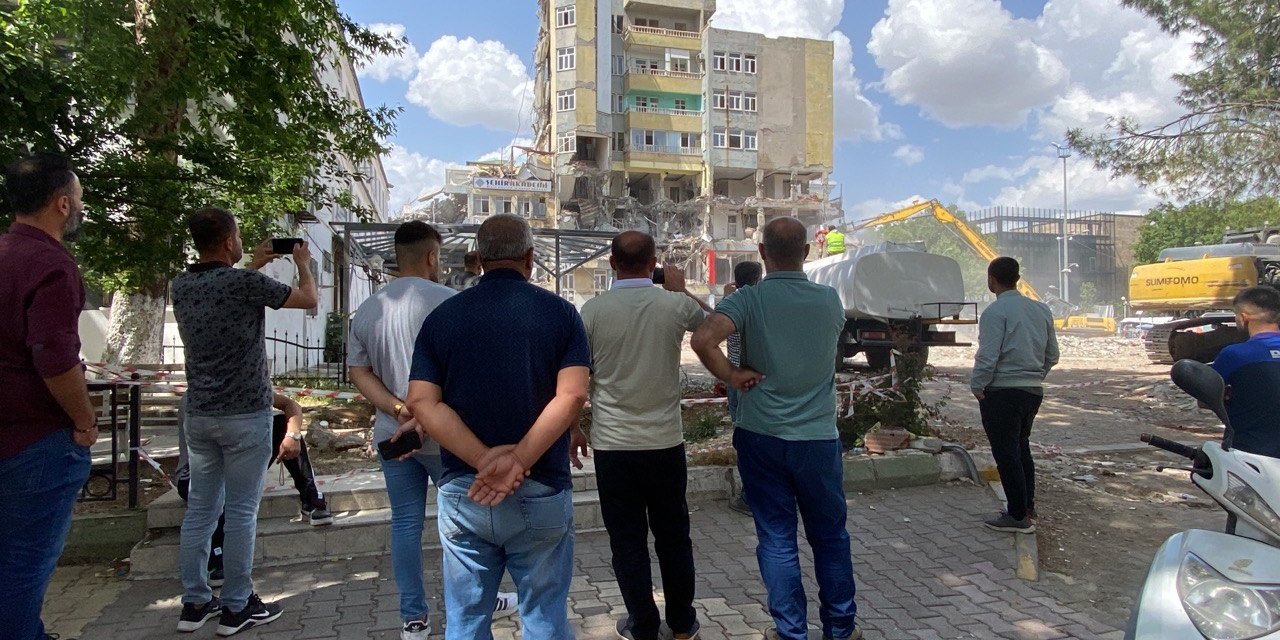 Yıkımı film gibi izlediler