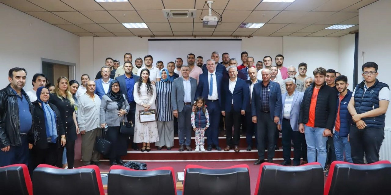 27 Mayıs darbesinin 63. yılında ünlü tarihçi Prof. Dr. Akkoyun’un anlattıkları dinleyenleri duygulandırdı