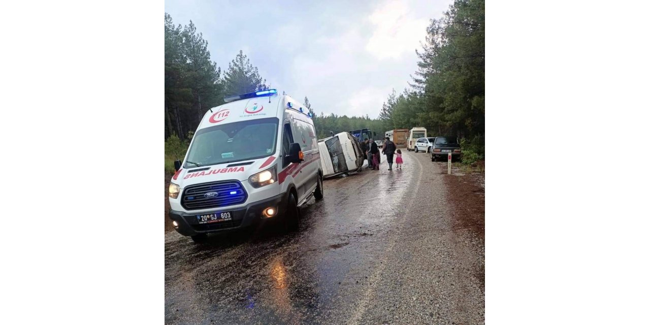 Tütün işçilerini taşıyan minibüs devrildi: 5 yaralı