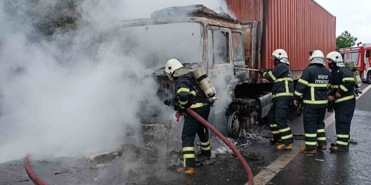 TEM’de beyaz eşya yüklü tır alev alev yandı: "Canımı zor kurtardım"