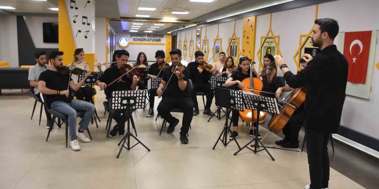 Gençler geleceğin sanatçıları olma yolunda ilerliyor