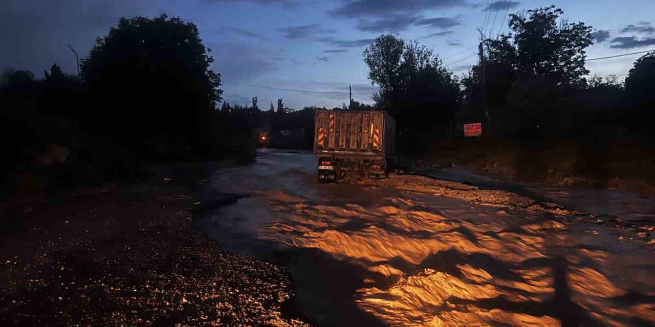Nevşehir’de selde mahsur kalan şoför, iş makinasıyla kurtarıldı
