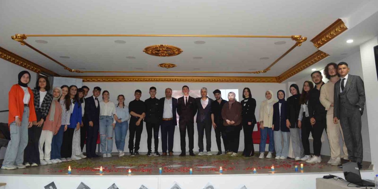 Aileler çocuklarıyla, öğrenciler şiirleriyle duygulandı