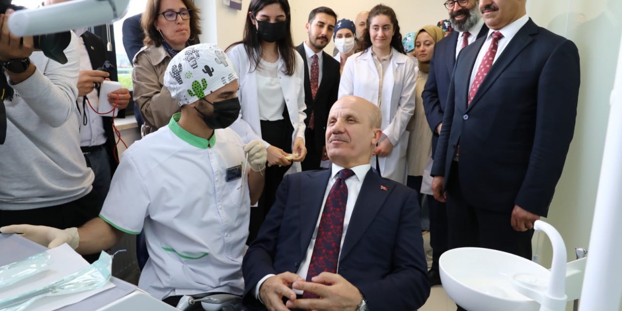 Ağız ve diş sağlığı merkezinin açılış törenine katılan YÖK Başkanı Özvar, diş muayenesi oldu