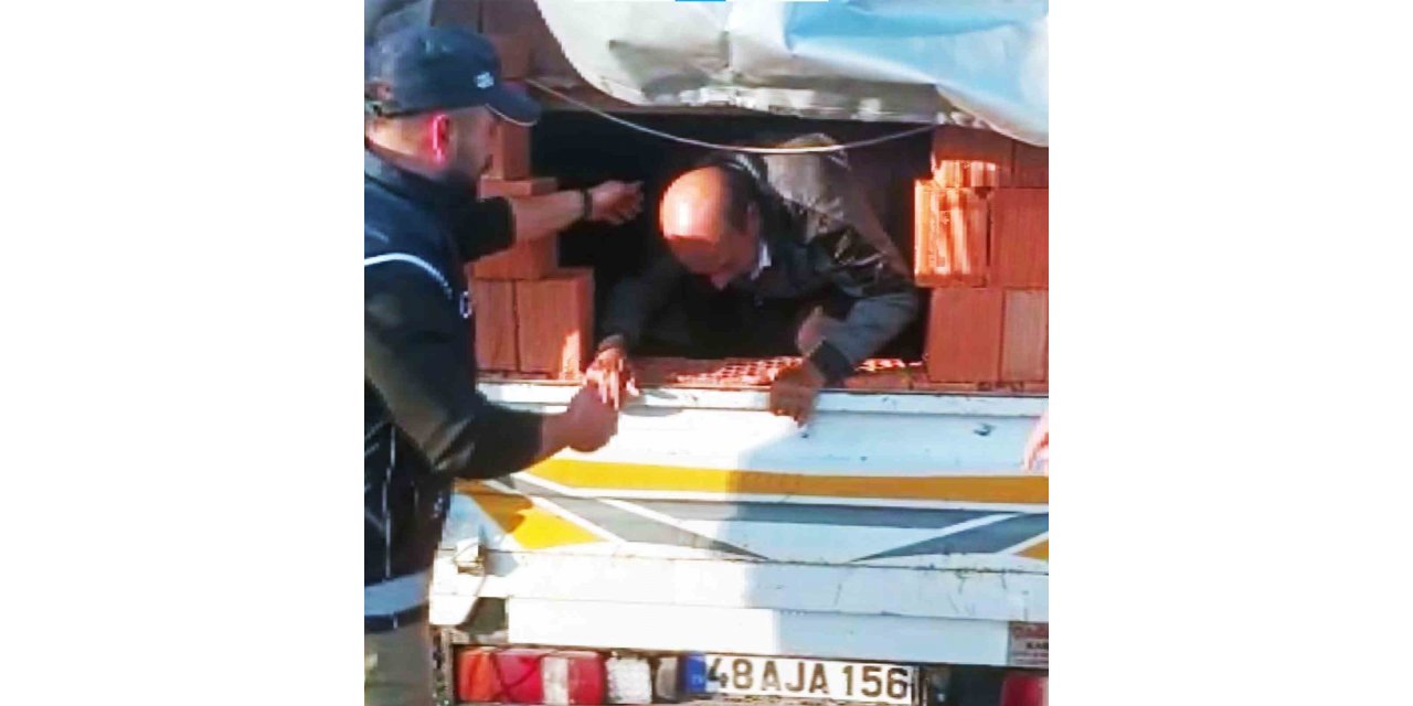 Kamyon kasasında tuğla kamuflajlı göçmen kaçakçılığı