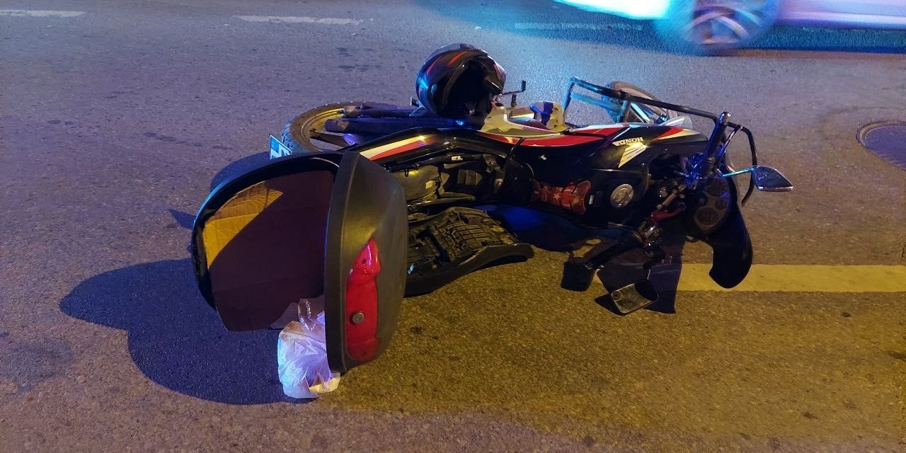 Otomobil sürücüsü kuryeye çarpıp kaçtı