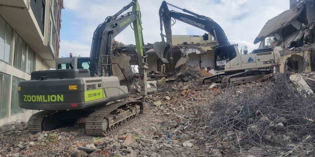 Nurhak’ta ağır hasarlı binaların yıkımı devam ediyor