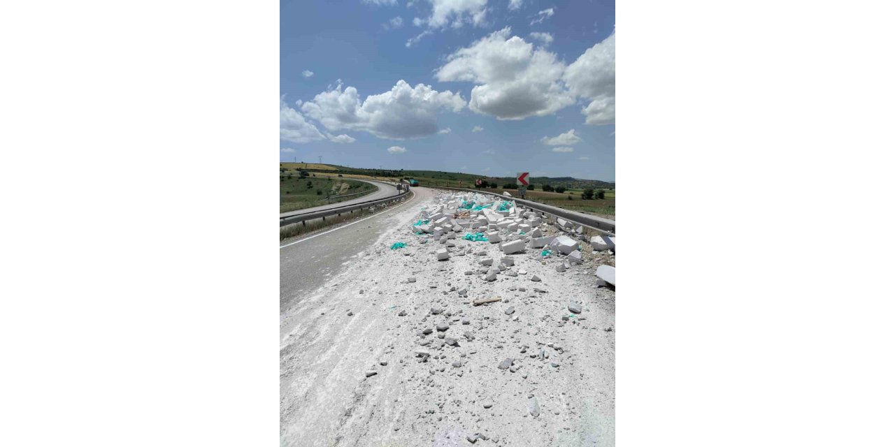 Tırdan dökülen inşaat malzemeleri yola saçıldı