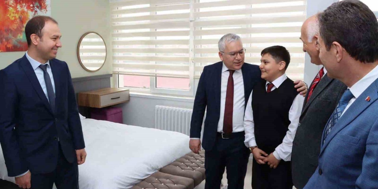 Şimşek çikolata üreten öğrencileri tebrik etti