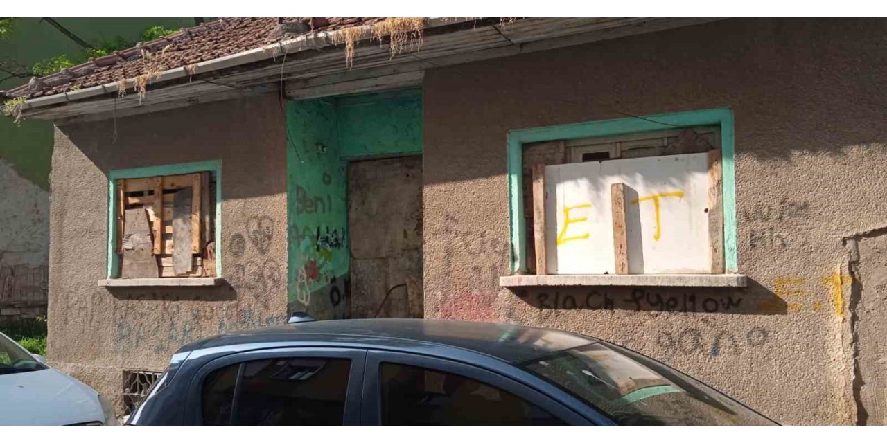 Virane evler vatandaşları tedirgin ediyor