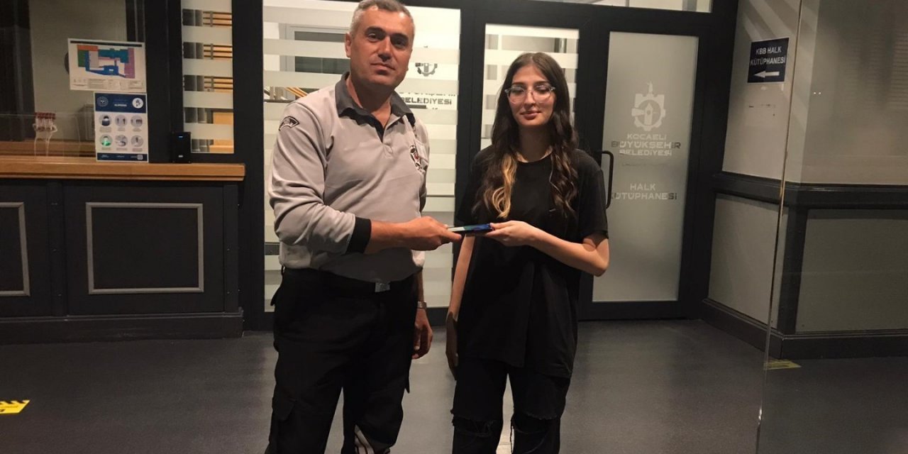 Büyükşehir ekipleri düşürülen cüzdan ve telefonu sahiplerine ulaştırdı