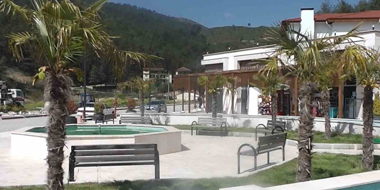 Gediz Belediyesi Termal Tatil Köyü, bozulmayan doğallığı ile kendisine hayran bırakıyor