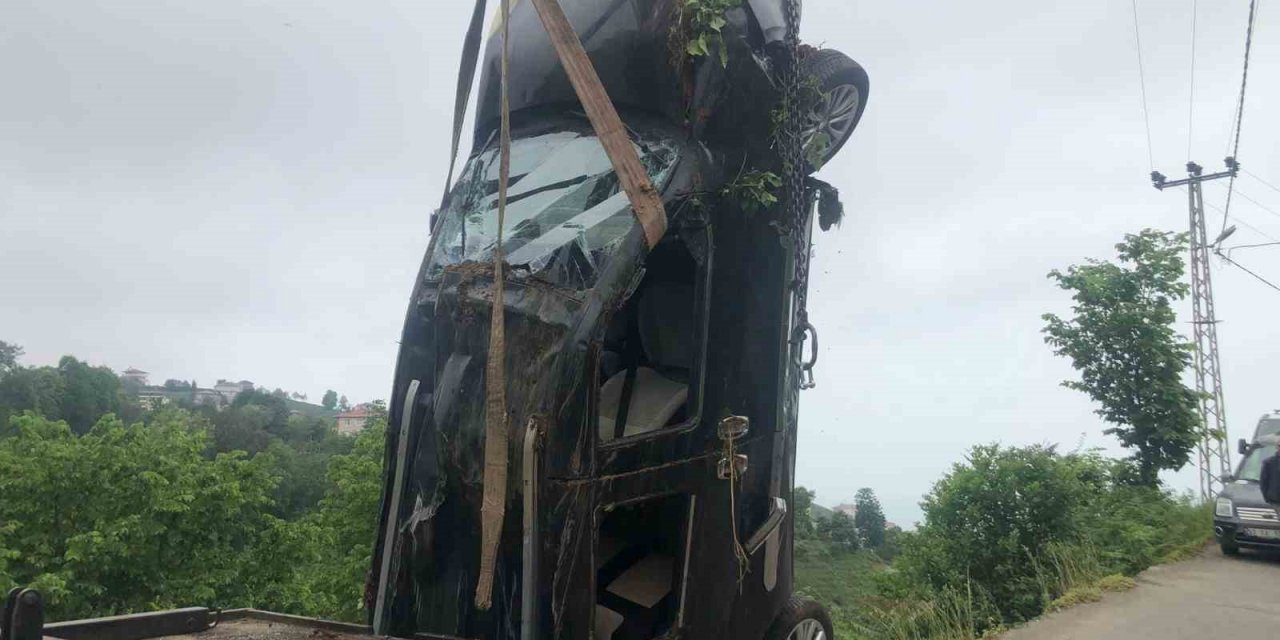 Şarampole yuvarlanan aracın sürücüsü yaralandı