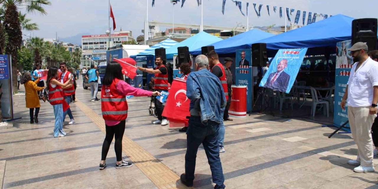 Seçim yasaklarına saatler kala partililerin çalışmaları devam ediyor