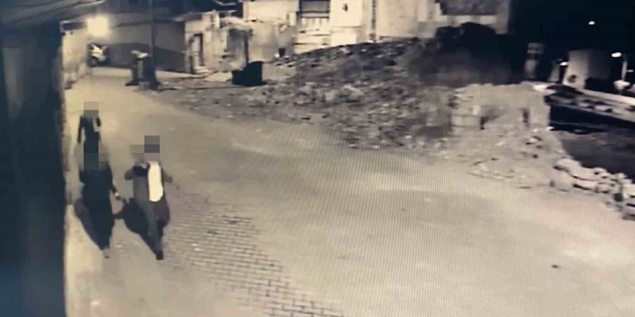 Çaldığı eşyaları omzunda taşıyan hırsız kameralara yakalandı