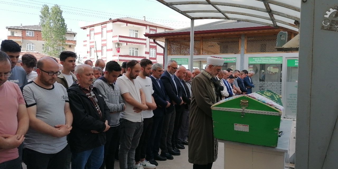 Evlatların en acı günü: Öldürülen annelerine son görev