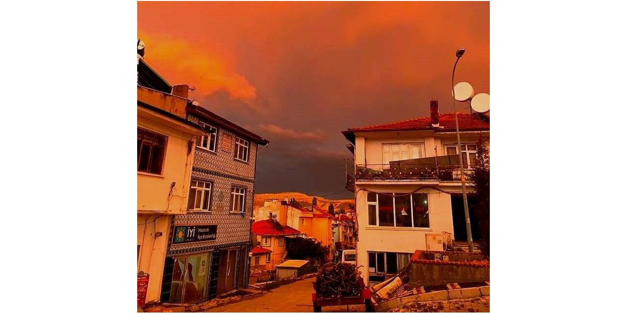 Hisarcık’ta gökyüzü kızıla boyandı