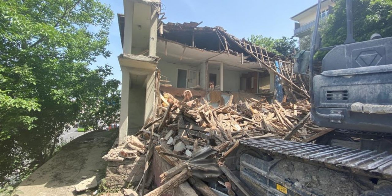 Hasarlı ve metruk yapıların yıkımı sürüyor