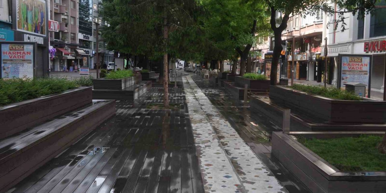 Eskişehir’de cadde ve sokaklarda 2. tur sessizliği hakim