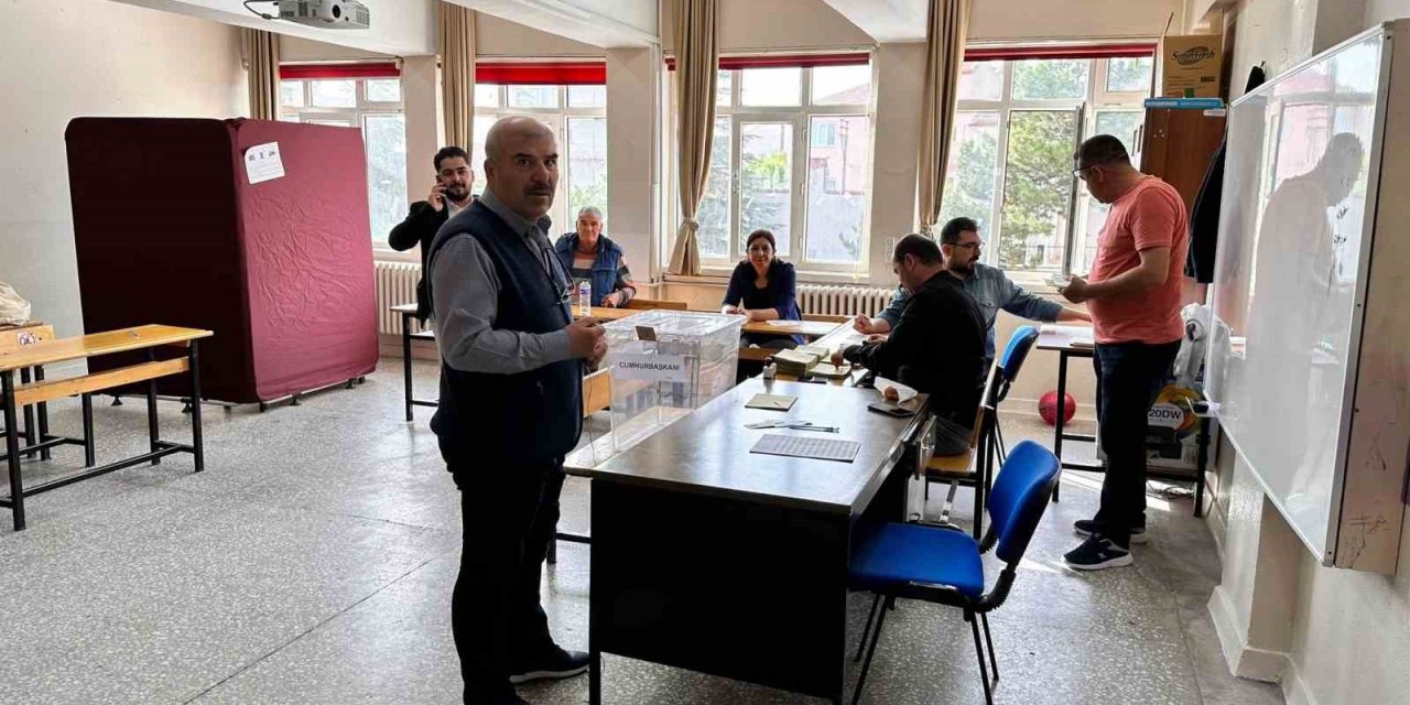 Afyonkarahisar’da oy verme ile sorunsuz bir şekilde başladı