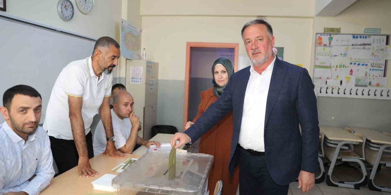 Artuklu Belediye Başkanı Tatlıdede oyunu kullandı