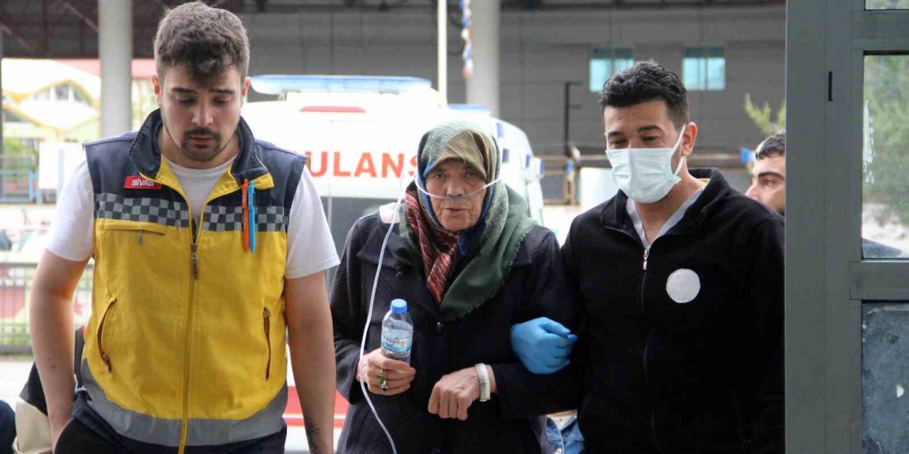 Sandığa gitmekte zorlanan hastaların yardımına sağlık ekipleri yetişti