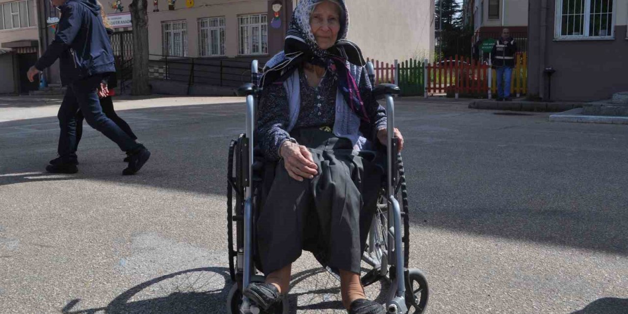 92 yaşındaki Zehra teyze tekerlekli sandalye ile de olsa oyunu kullandı