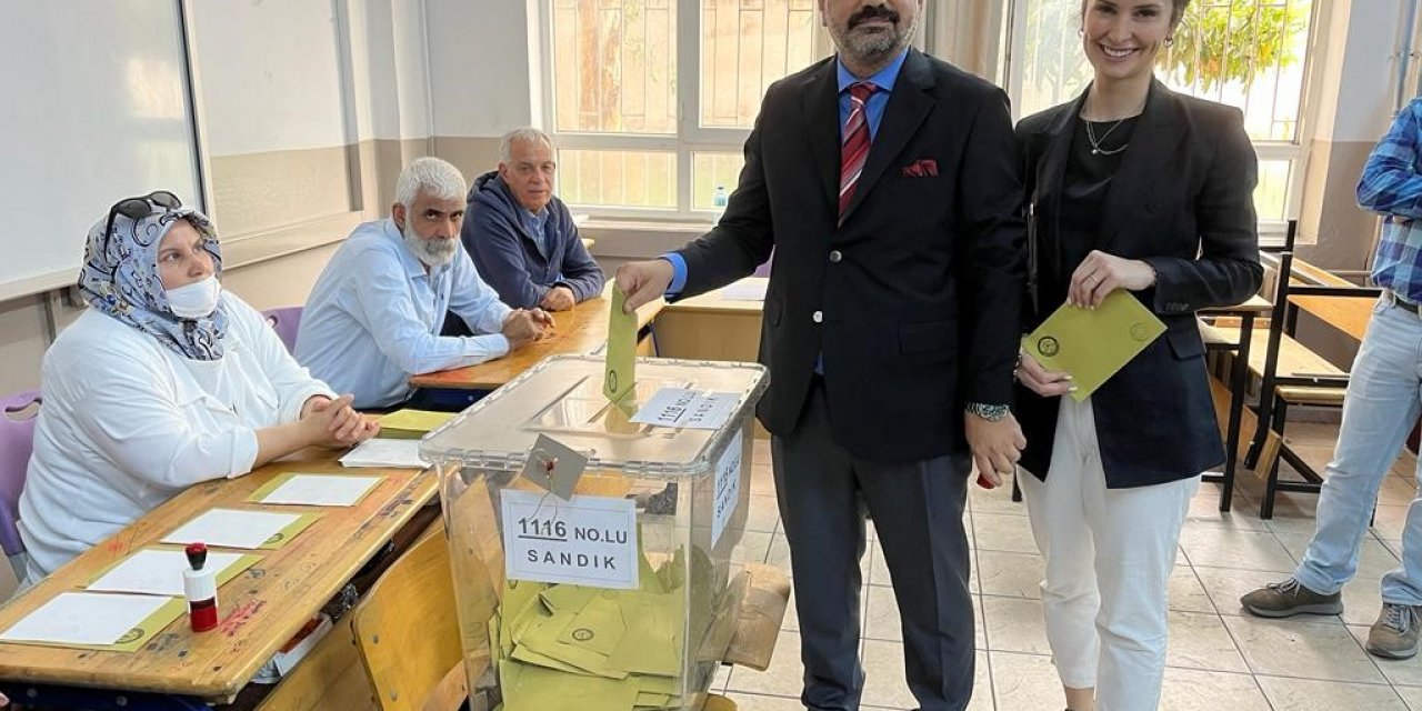 CHP İzmir İl Başkanı Aslanoğlu ve eşi oylarını kullandı