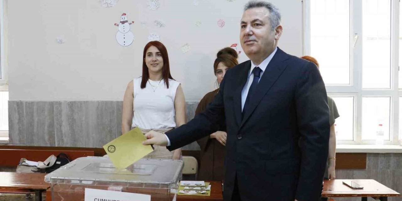 Adana Valisi Cumhurbaşkanlığı seçimi için oyunu kullandı
