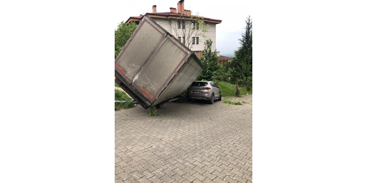 Freni boşalan kamyon aracın üzerine devrildi