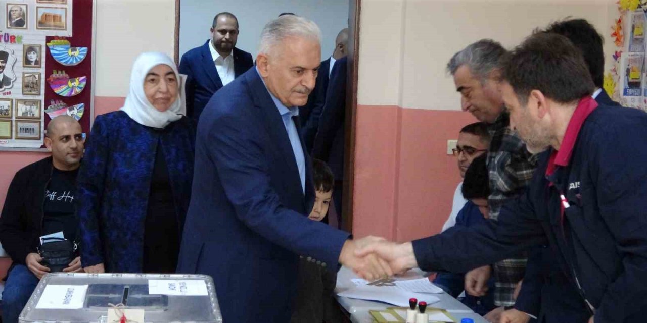 Binali Yıldırım Tuzla’da oy kullandı