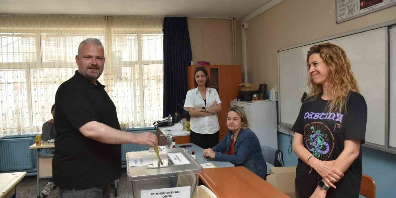 Başkan Pehlivan, sandık başına giderek oyunu kullandı