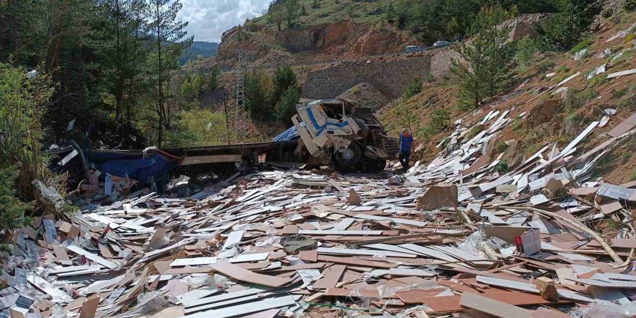 Laminant yüklü tır dereye yuvarlandı: 1 yaralı