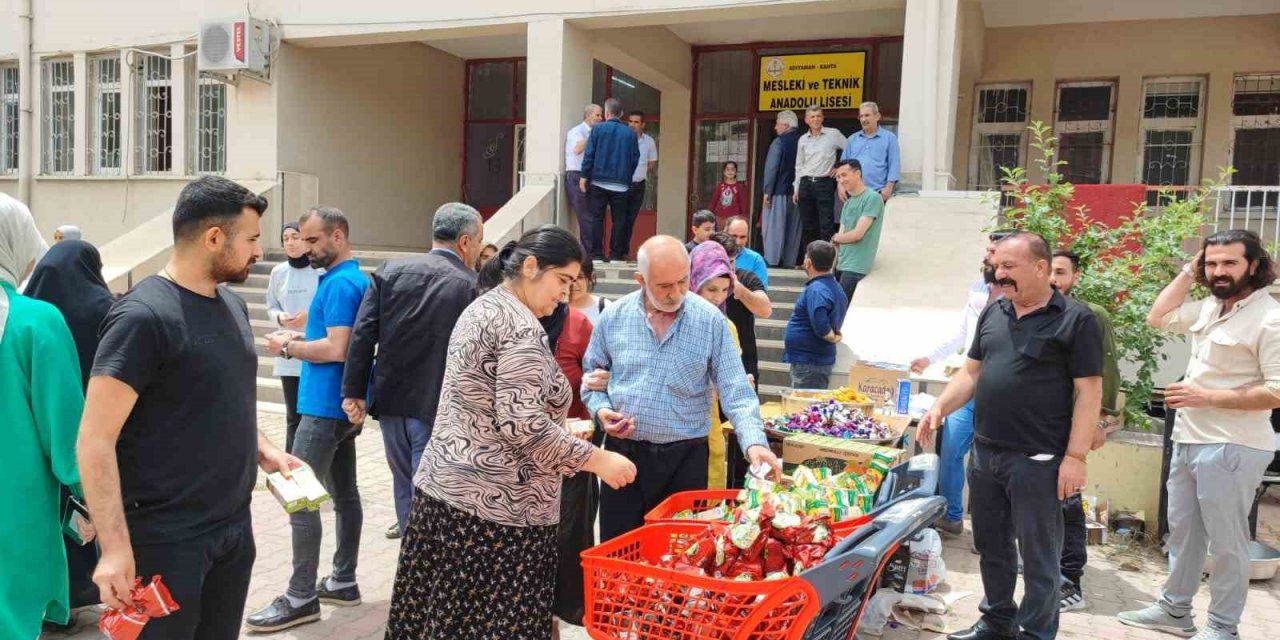 Depremzededen oy kullananlara sürpriz ikram