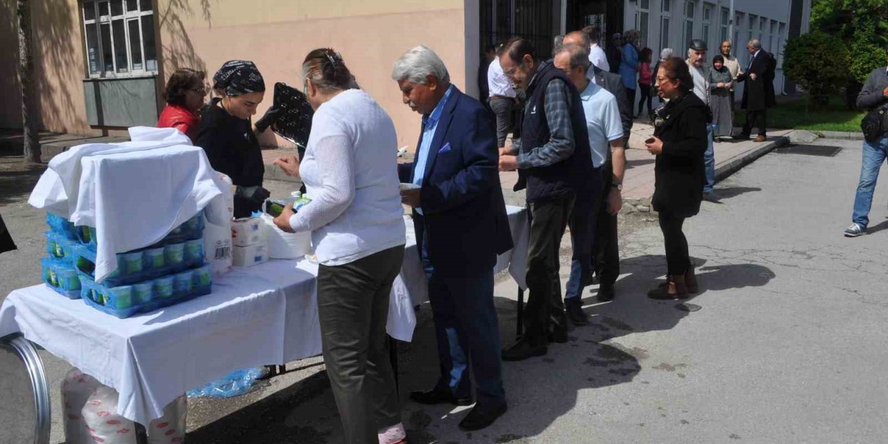 Oy kullanmaya giden seçmene bu kez pilav ayran sürprizi