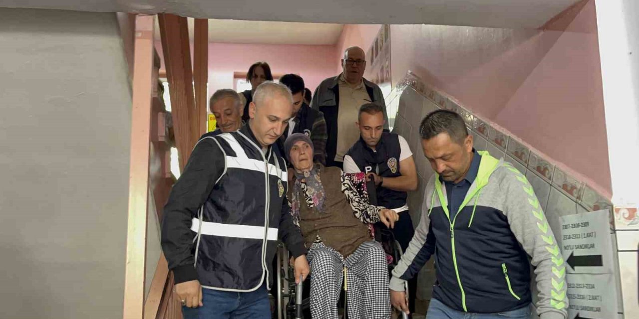 Oy kullanmaya gelen parkinson hastasına polisler yardım etti