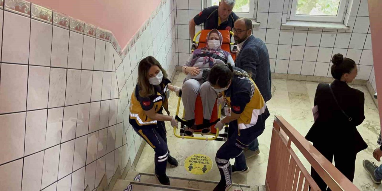 Tedavi gördüğü hastaneden ambulansla oy kullanmaya geldi
