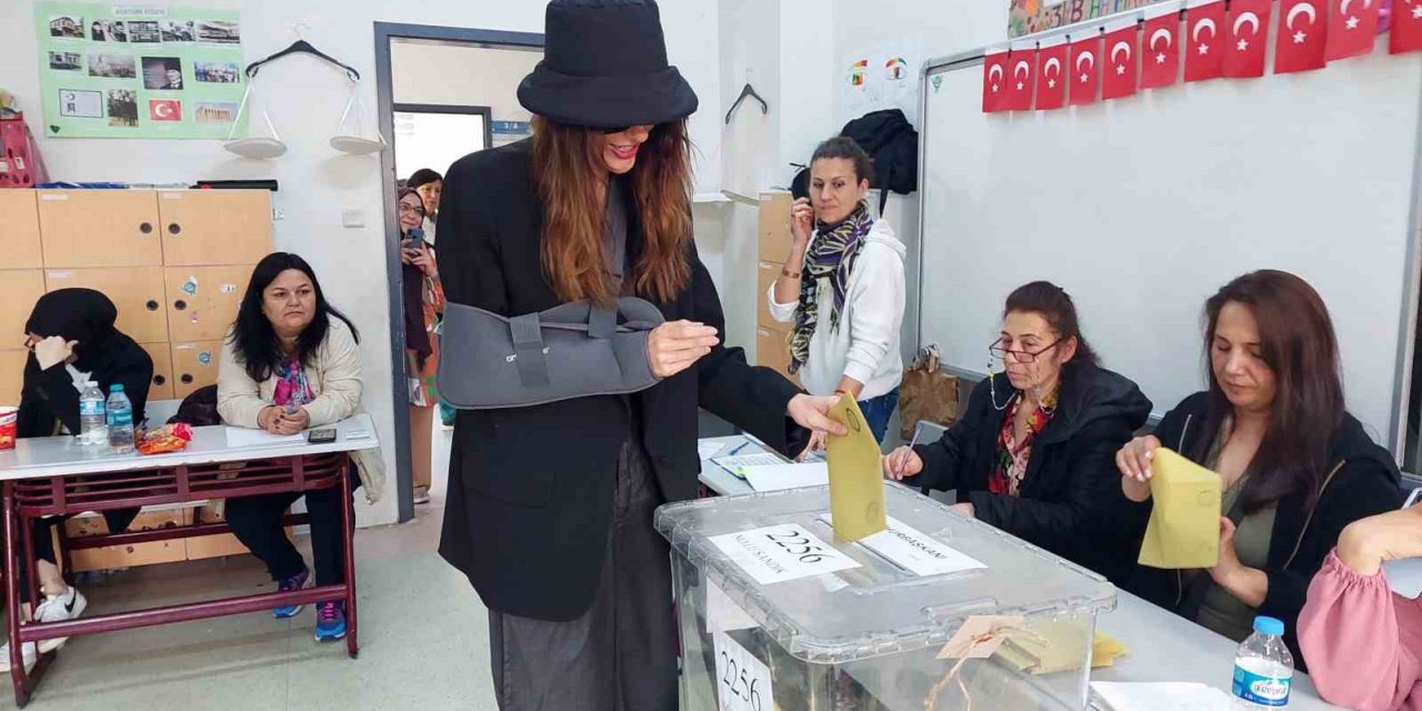 Oyuncu Dilan Çiçek Deniz oyunu kullandı